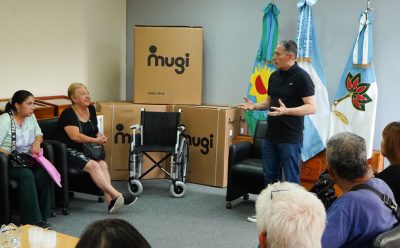 FERNANDO GRAY ENTREGÓ SILLAS DE RUEDAS A PERSONAS CON DIVERSOS PROBLEMAS DE SALUD