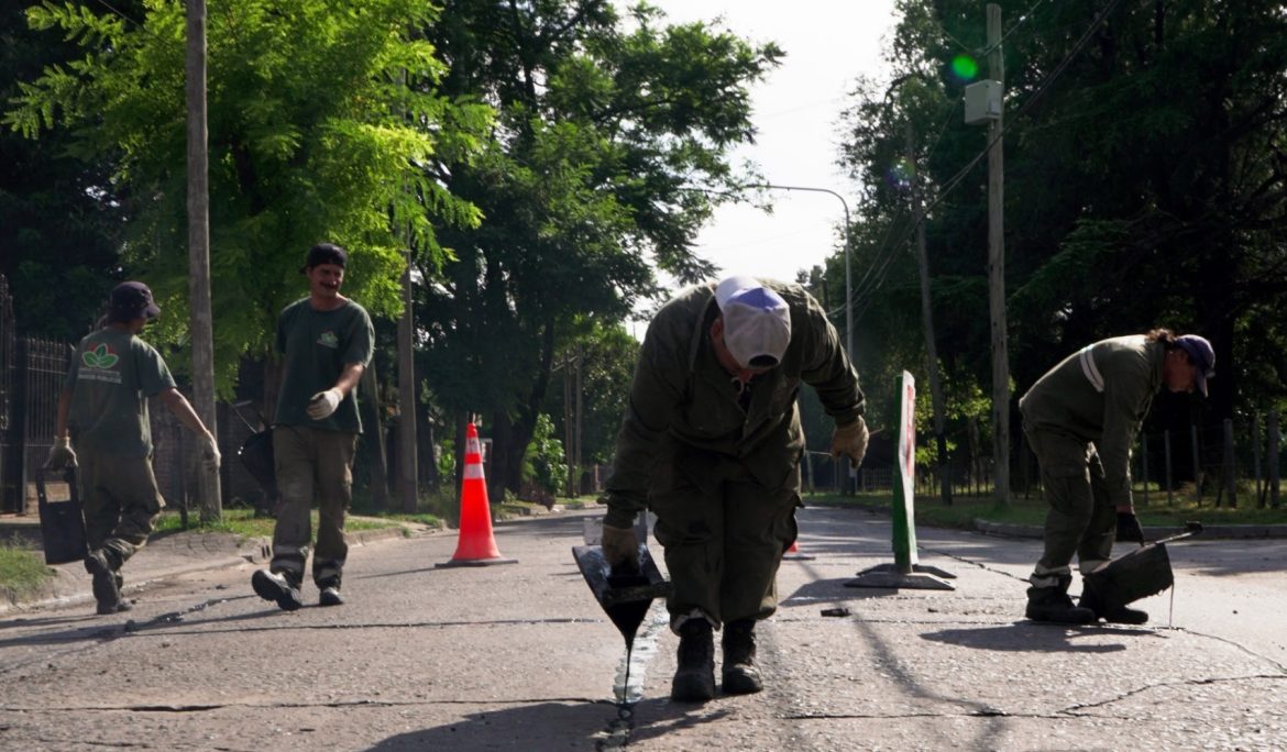 AVANZAN LOS TRABAJOS DE TOMADO DE JUNTAS EN LAS CALLES DE MONTE GRANDE