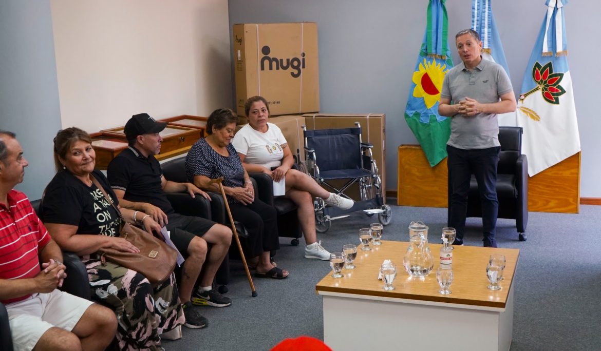 FERNANDO GRAY ENTREGÓ SILLAS DE RUEDAS A PERSONAS CON DIVERSOS PROBLEMAS DE SALUD