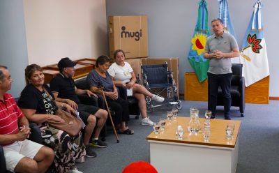 FERNANDO GRAY ENTREGÓ SILLAS DE RUEDAS A PERSONAS CON DIVERSOS PROBLEMAS DE SALUD