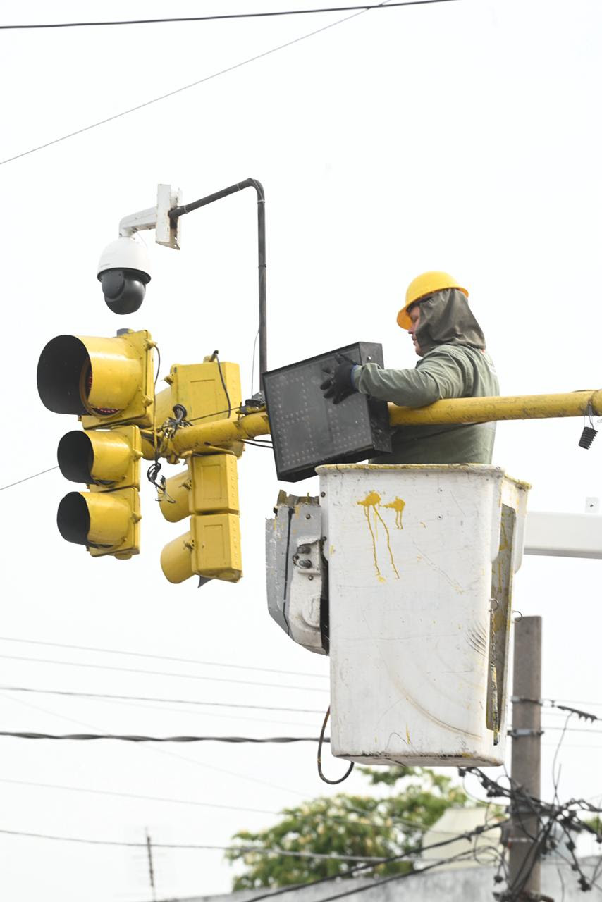 CONTINÚA LA INSTALACIÓN DE CONTADORES DE TIEMPO EN SEMÁFOROS DEL DISTRITO