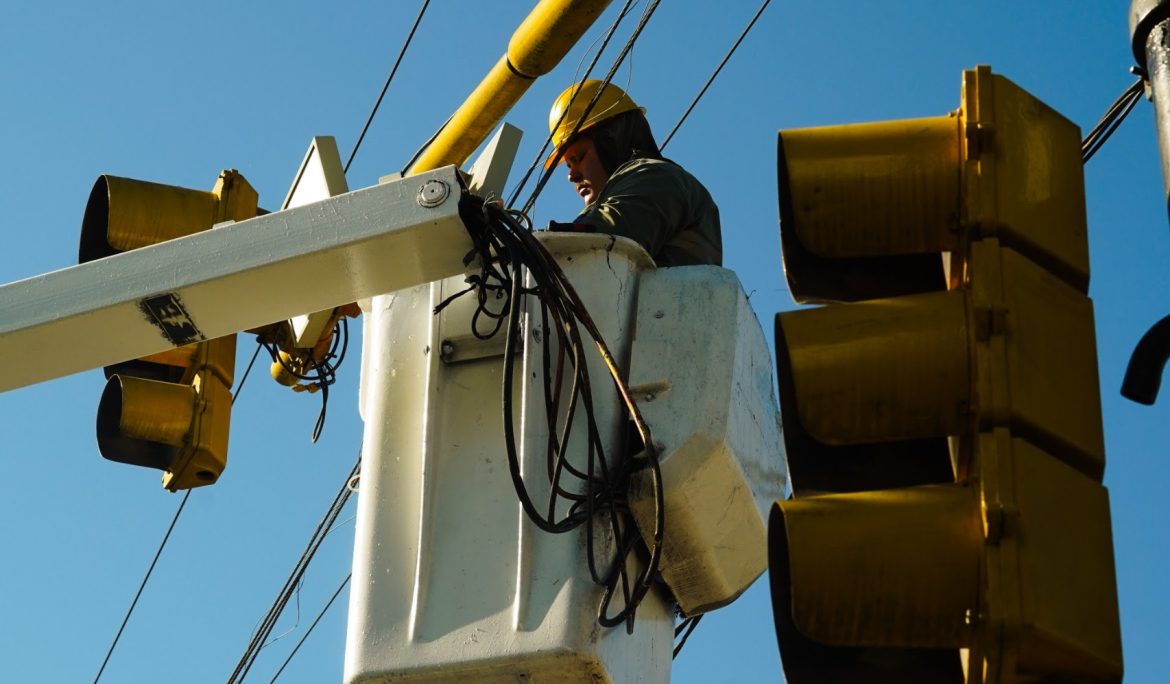 AVANZA LA INSTALACIÓN DE CONTADORES DE TIEMPO EN SEMÁFOROS DE ESTEBAN ECHEVERRÍA