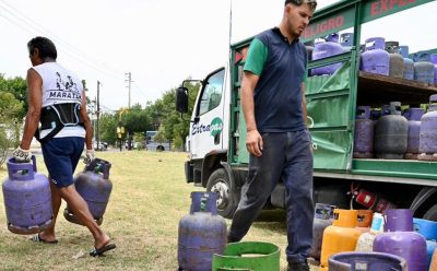 EL MUNICIPIO DE ESTEBAN ECHEVERRÍA REALIZÓ UN OPERATIVO DE RECARGA DE GARRAFAS A PRECIO ACCESIBLE EN LUIS GUILLÓN