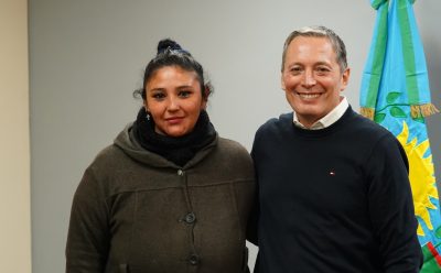 FERNANDO GRAY ENTREGÓ AUDÍFONOS A UNA VECINA QUE PADECE HIPOACUSIA