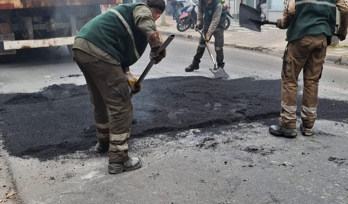 CONTINÚAN LOS TRABAJOS DE BACHEO EN CALLES Y AVENIDAS EN LUIS GUILLÓN