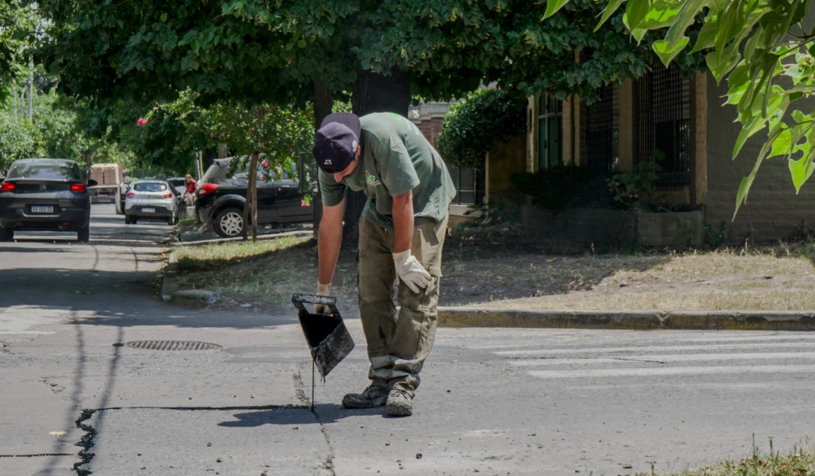 CONTINÚAN LAS TAREAS DE TOMADO DE JUNTAS EN LAS CALLES DE MONTE GRANDE