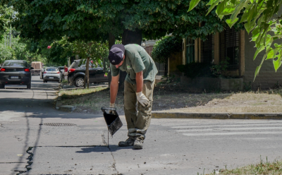 CONTINÚAN LAS TAREAS DE TOMADO DE JUNTAS EN LAS CALLES DE MONTE GRANDE