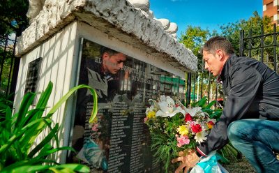 FERNANDO GRAY COLOCÓ UNA OFRENDA FLORAL EN EL MONUMENTO A LOS HÉROES DE MALVINAS