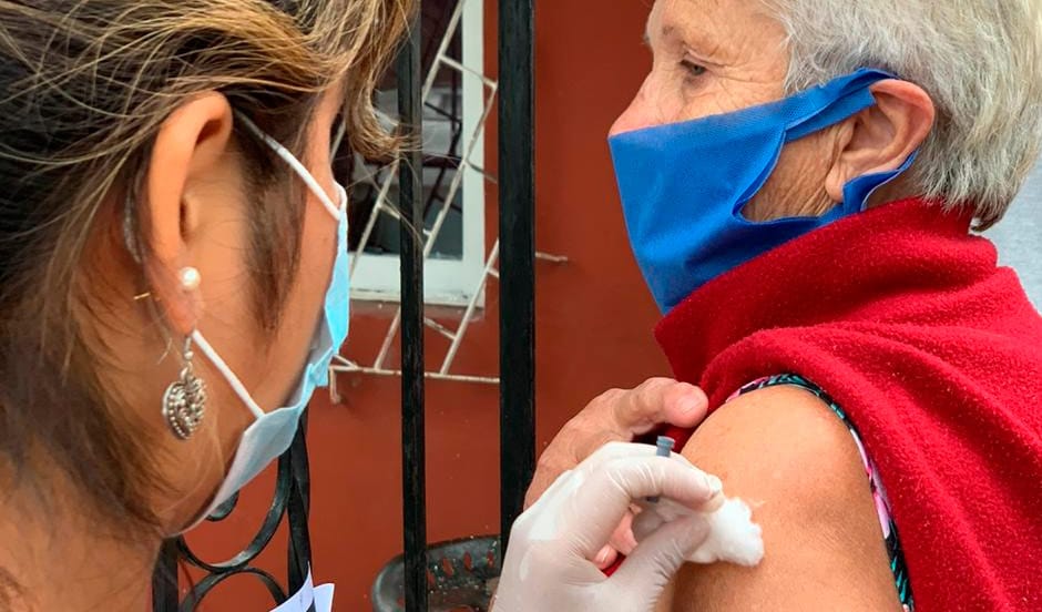 EL MUNICIPIO VACUNÓ A MÁS DE 500 ADULTOS MAYORES EN SUS DOMICILIOS
