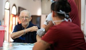 El Municipio de Esteban Echeverría inició una campaña de vacunación gratuita para todos los adultos mayores que se encuentran en residencias geriátricas. A ellos, se les aplicó la dosis antigripal y antineumocócica.