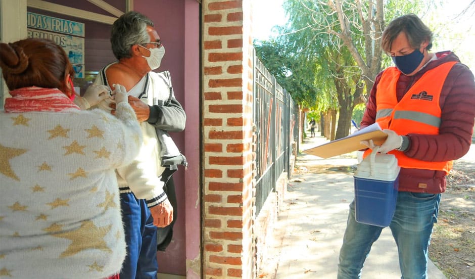MÁS DE 400 VECINOS RECIBIERON HOY LA VACUNA ANTIGRIPAL