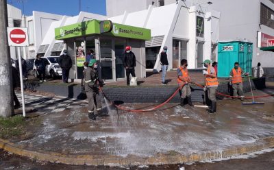 OPERATIVO DE DESINFECCIÓN Y LIMPIEZA DE VEREDAS EN ENTIDADES BANCARIAS
