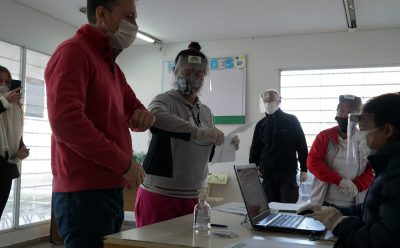 FERNANDO GRAY EN LA ENTREGA DE ALIMENTOS EN EL CIC SIGLO XX DE EL JAGÜEL