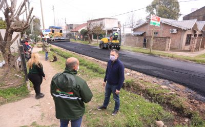 FERNANDO GRAY SUPERVISÓ LAS NUEVAS OBRAS DE ASFALTO EN EL BARRIO NUESTRAS MALVINAS