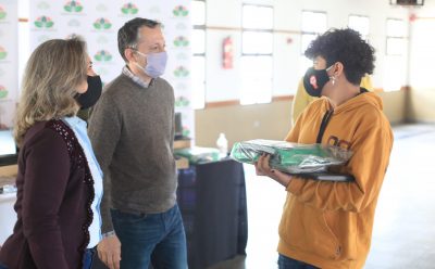 FERNANDO GRAY ENTREGÓ MÁS DE 700 NETBOOKS A ESTUDIANTES DE 4º AÑO