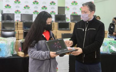 FERNANDO GRAY ENTREGÓ NETBOOKS A ESTUDIANTES DE ESTEBAN ECHEVERRÍA