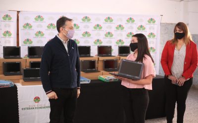 FERNANDO GRAY ENTREGÓ NETBOOKS EN EL MARCO DEL PROGRAMA NACIONAL SEGUIMOS EDUCANDO