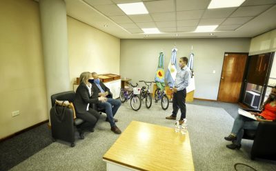 FERNANDO GRAY ENTREGÓ UN SUBSIDIO A FUNDABRIGO