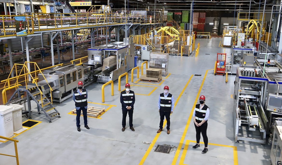 FERNANDO GRAY Y JUAN CABANDIÉ RECORRIERON LA PLANTA DE COCA-COLA FEMSA ESTEBAN ECHEVERRÍA