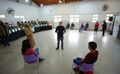 FERNANDO GRAY ENTREGÓ NETBOOKS PARA ESTUDIANTES DEL DISTRITO