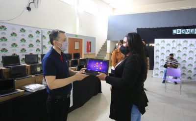 FERNANDO GRAY REALIZÓ UNA NUEVA ENTREGA DE NETBOOKS EN ESCUELAS DEL DISTRITO