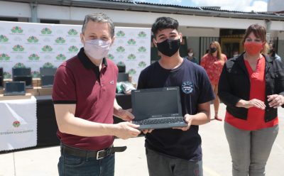 FERNANDO GRAY YA ENTREGÓ MÁS DE 1000 COMPUTADORAS A ESCUELAS DEL DISTRITO