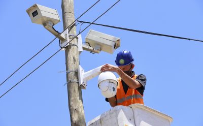 CONTINÚAN LOS OPERATIVOS DE COLOCACIÓN DE CÁMARAS DE SEGURIDAD EN LUIS GUILLÓN