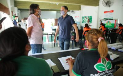 FERNANDO GRAY RECORRIÓ LA ENTREGA DE TARJETAS ALIMENTAR EN 9 DE ABRIL