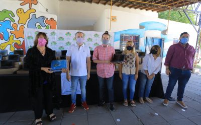 FERNANDO GRAY ENTREGÓ NETBOOKS A ESTUDIANTES DE 4° AÑO DE TRES ESCUELAS DEL DISTRITO