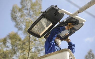 COLOCACIÓN DE LUMINARIAS LED SOBRE LA AVENIDA PEDRO DREYER