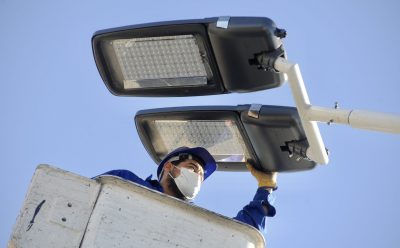 CONTINÚA LA INSTALACIÓN DE LUCES LED PARA REFORZAR LA ILUMINACIÓN EN EL DISTRITO