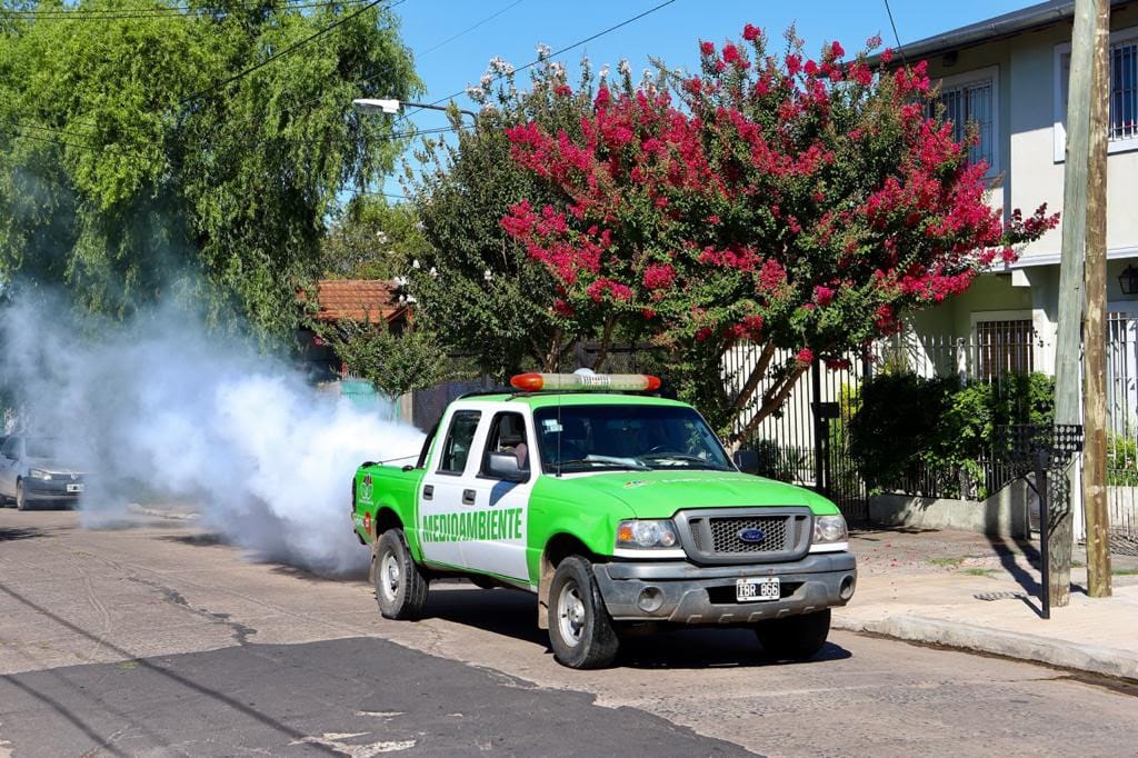 CONTINÚAN LOS OPERATIVOS DE FUMIGACIÓN EN LUIS GUILLÓN