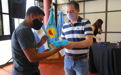 FERNANDO GRAY ENTREGÓ PARES DE ANTEOJOS A VECINAS Y VECINOS