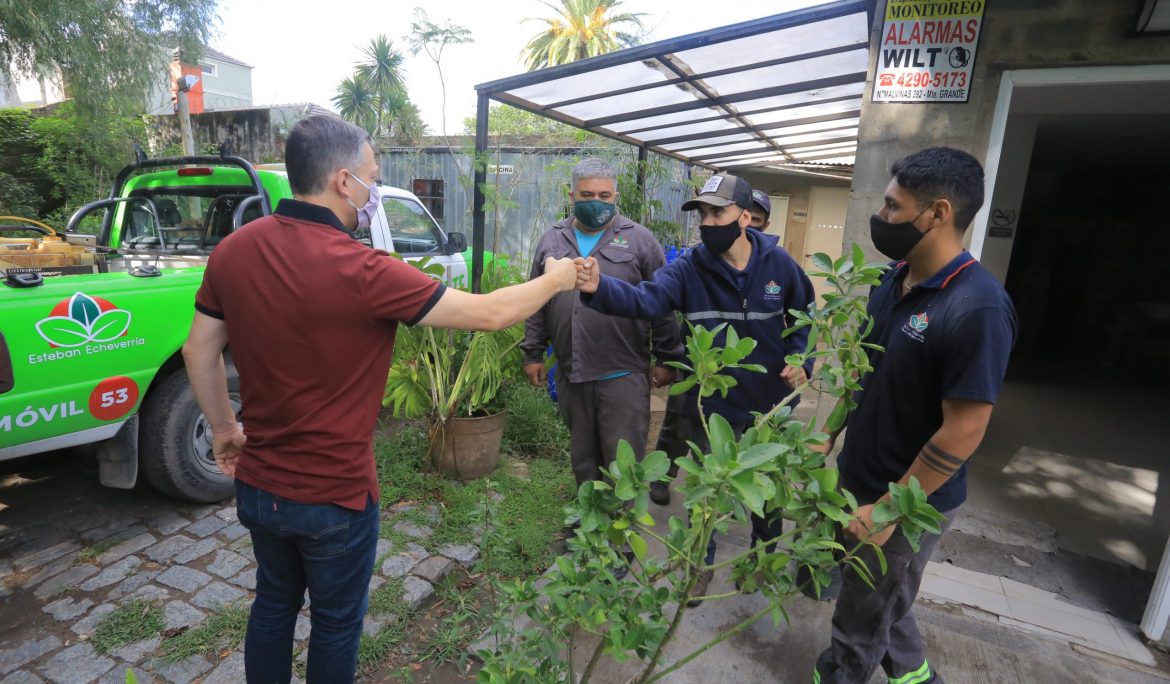 FERNANDO GRAY, JUNTO A EQUIPOS MUNICIPALES DE FUMIGACIÓN