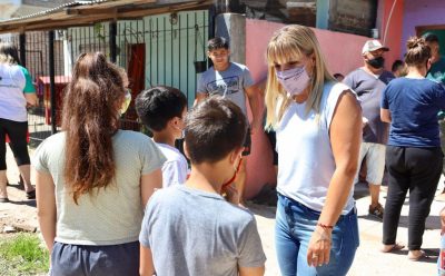 ENTREGA DE GUARDAPOLVOS Y ÚTILES ESCOLARES EN 9 DE ABRIL
