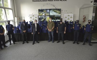 FERNANDO GRAY Y SERGIO BERNI ENTREGARON CHALECOS DE SEGURIDAD A POLICÍAS EN ESTEBAN ECHEVERRÍA