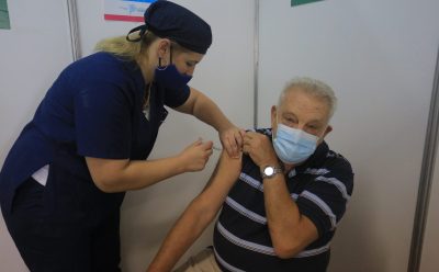 VECINAS Y VECINOS DE ESTEBAN ECHEVERRÍA RECIBEN LA VACUNA CONTRA EL COVID-19