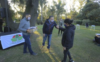 FERNANDO GRAY ENTREGÓ INDUMENTARIA A TITULARES DEL PROGRAMA POTENCIAR TRABAJO