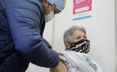 VECINAS Y VECINOS DE ESTEBAN ECHEVERRÍA RECIBEN LA VACUNA CONTRA EL COVID-19