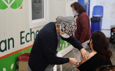CADA VEZ MÁS VECINAS Y VECINOS DE ESTEBAN ECHEVERRÍA RECIBEN LA VACUNA CONTRA EL COVID-19