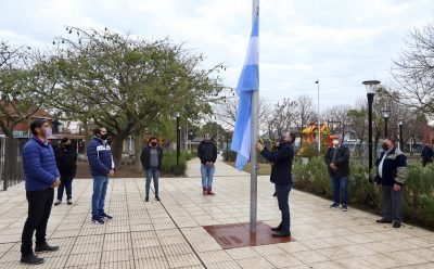 FERNANDO GRAY IZÓ LA BANDERA NACIONAL POR EL DÍA DE LA INDEPENDENCIA