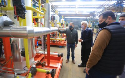 FERNANDO GRAY JUNTO A AUTORIDADES Y PERSONAL DE LAS EMPRESAS TYC S.A Y ADIMRA