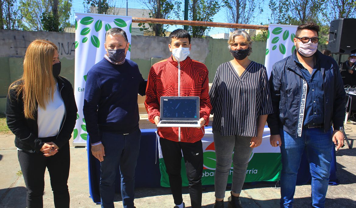 FERNANDO GRAY ENTREGÓ NETBOOKS A ESTUDIANTES DE SEXTO AÑO