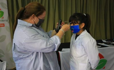 ENTREGA DE ANTEOJOS A ESTUDIANTES DE 9 DE ABRIL