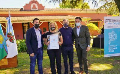 FERNANDO GRAY Y EL MINISTRO LEONARDO NARDINI ENTREGARON ESCRITURAS A 425 FAMILIAS