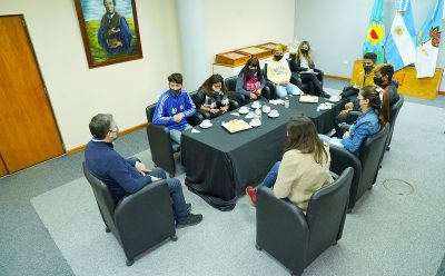 FERNANDO GRAY JUNTO A ESTUDIANTES DE LA ESCUELA DE EDUCACIÓN ESPECIAL N° 501 DE MONTE GRANDE
