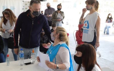 EL INTENDENTE FERNANDO GRAY RECORRIÓ EL CENTRO DE VACUNACIÓN EN EL MONTE GRANDE RUGBY CLUB