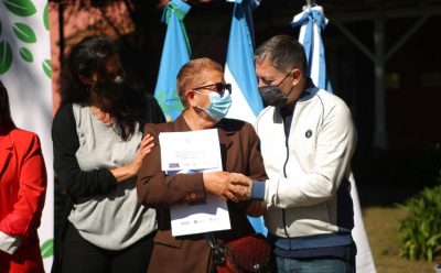 FERNANDO GRAY ENTREGÓ CERTIFICADOS DE JUBILACIÓN A VECINAS CON APORTES POR TAREAS DE CUIDADO