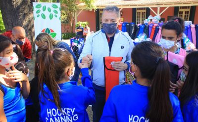 FERNANDO GRAY ENTREGÓ EQUIPAMIENTO DEPORTIVO A CHICAS Y CHICOS DE LA LIGA DE HOCKEY FEMENINO
