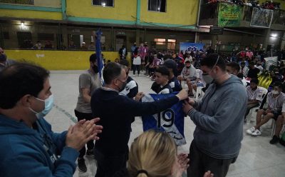 FERNANDO GRAY ENTREGÓ CAMISETAS A JUGADORES DE 41 CLUBES JUVENILES DE LA FEFIJEE